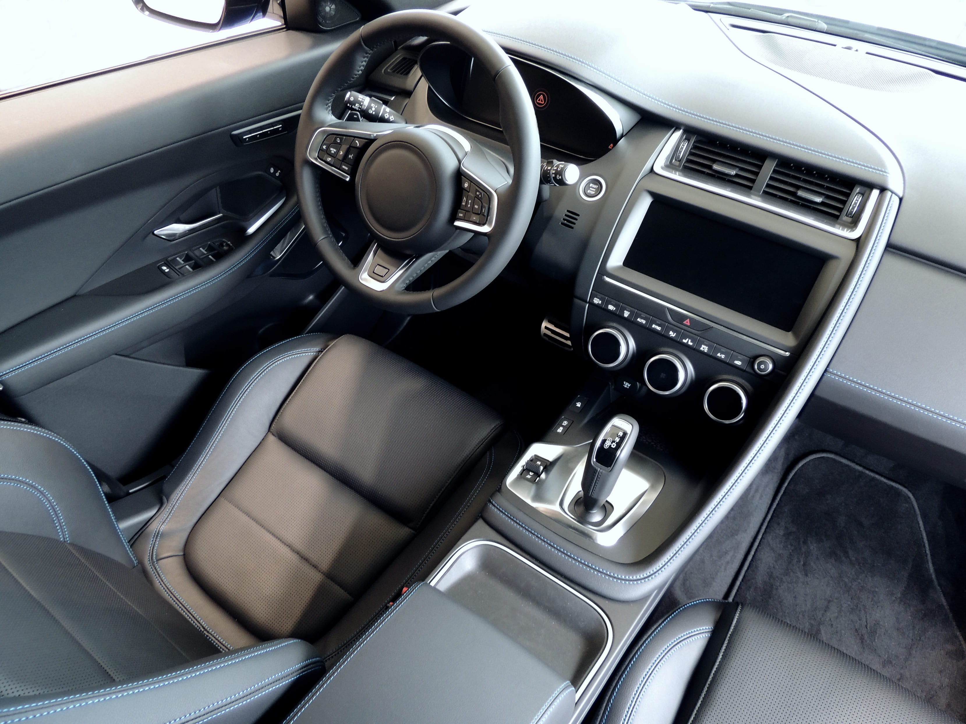 Piele sau textil? Ce tip de tapițerie e mai potrivită pentru chirii auto Chișinău pe timp de vară