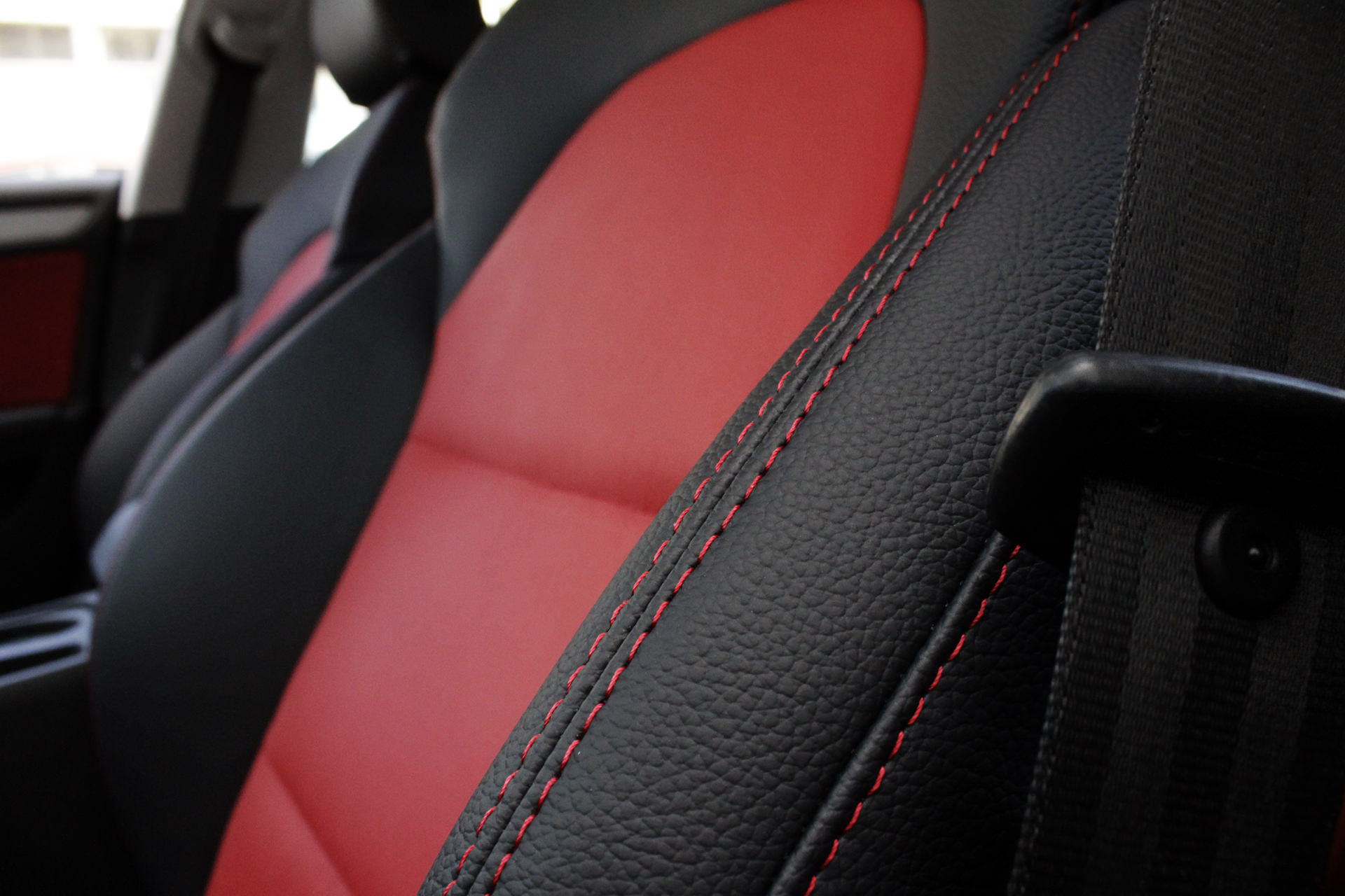 Chirie auto eco-friendly: alege luxul realizat din materiale reciclate